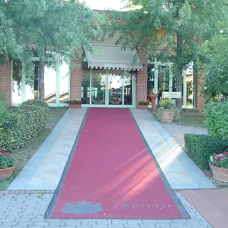 Отель Ariotto Village 4*